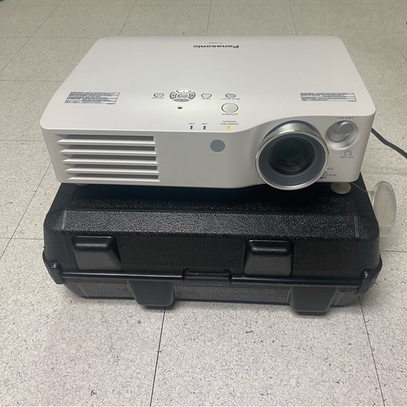 Panasonic PT AX-100U high definition projector with accessories. No remote. - Picture 2 of 16